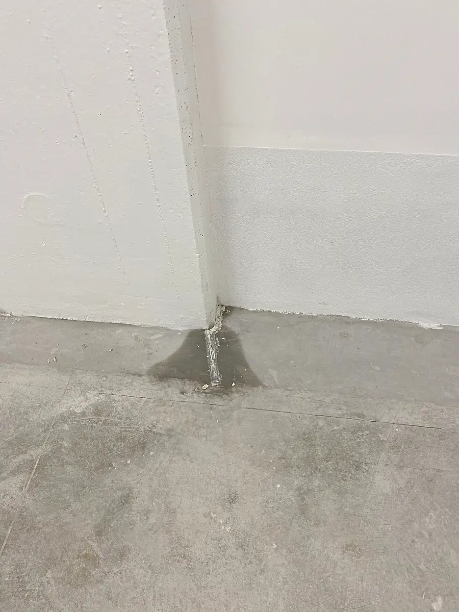 Acqua che affiora nel giunto tra parete e pavimento