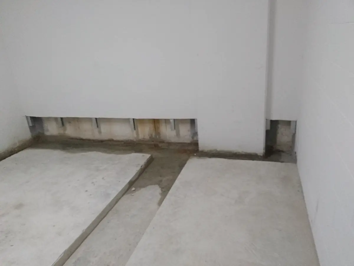 Canale aperto nel pavimento al piede di una controparete tagliata