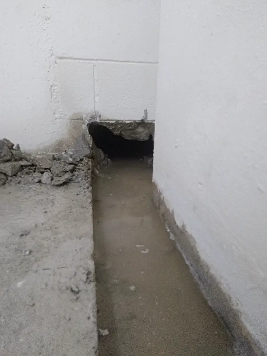 Canale appena demolito lungo il muro, già con acqua sul fondo