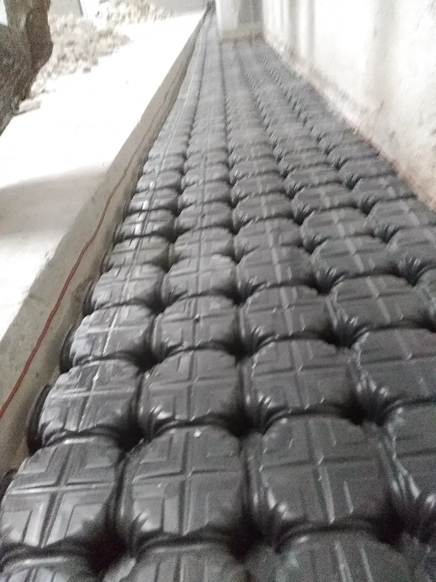 Cupole in polipropilene posate nel canale lungo il muro