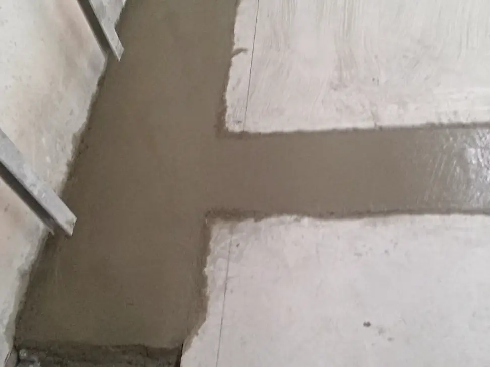 Malta fresca stesa su un incrocio a T tra due canali