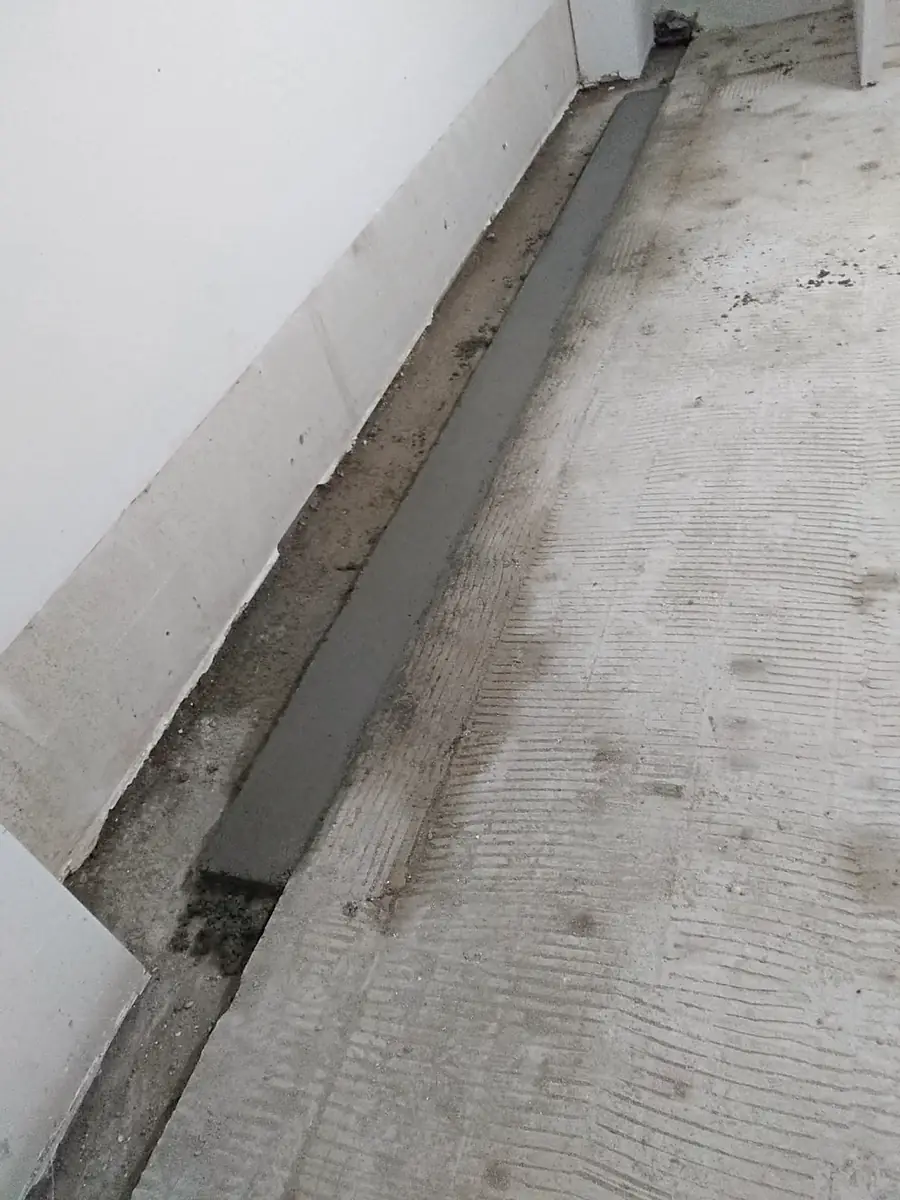 Canale finito lungo il muro, a filo del pavimento
