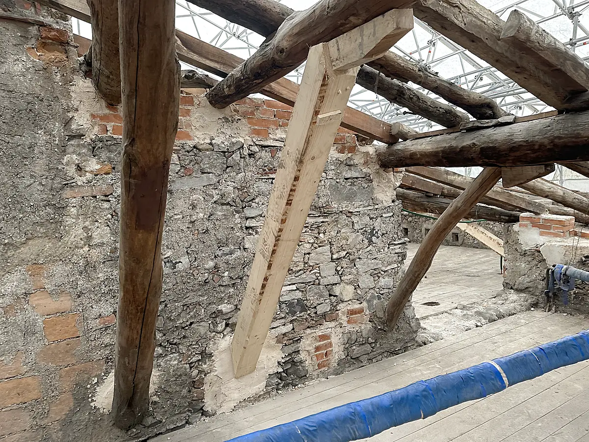 Nuovo puntone in legno a sostegno di una trave, accanto alla muratura consolidata