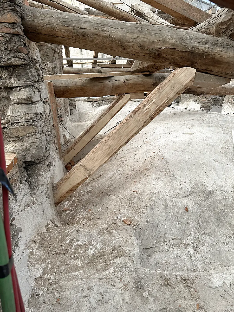 Due nuovi puntoni in legno inclinati sotto le travi esistenti