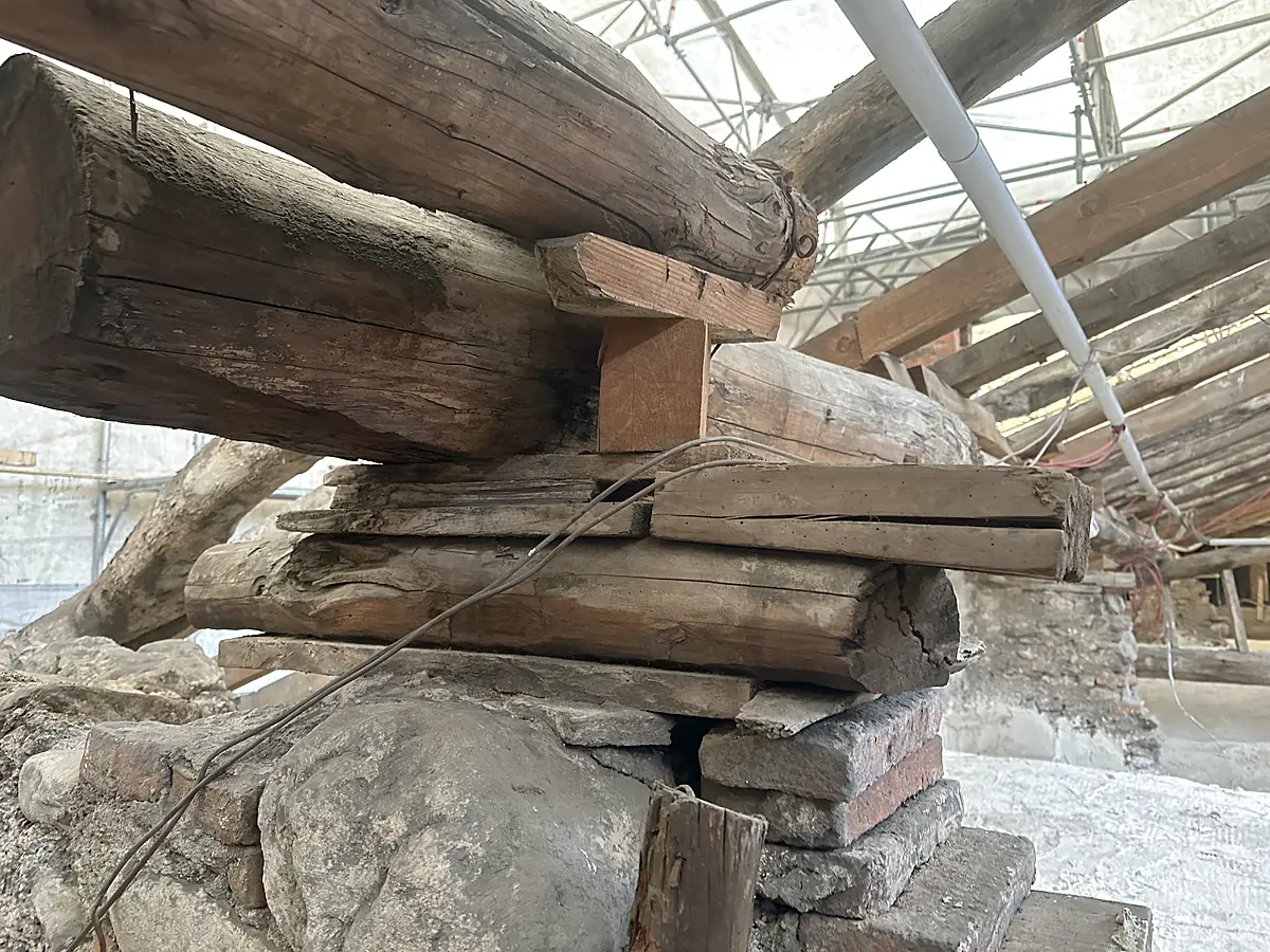 Appoggio prima dell'intervento, con una catasta di spessori in legno e mattoni sotto la trave
