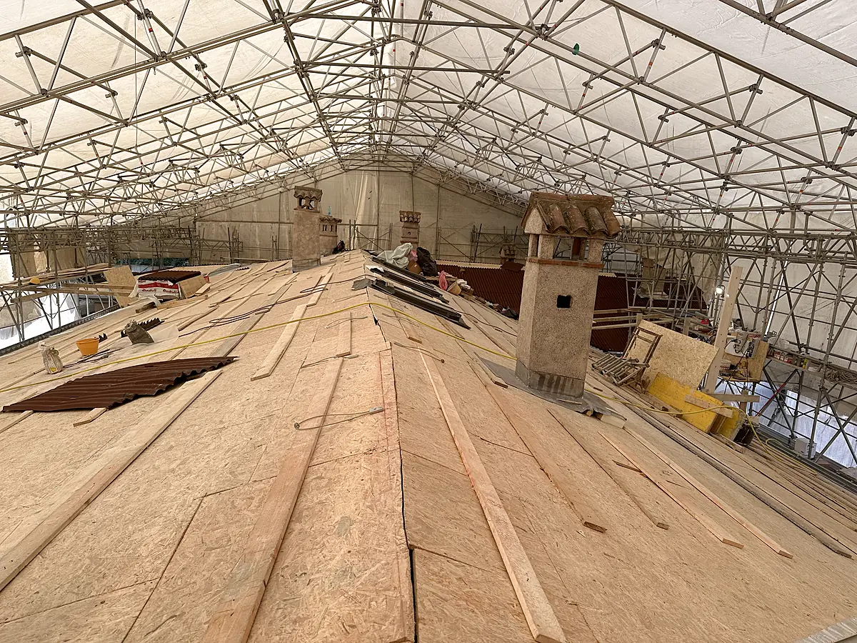 Falde coperte dall'assito in pannelli OSB con i listelli in posa, sotto la copertura provvisoria
