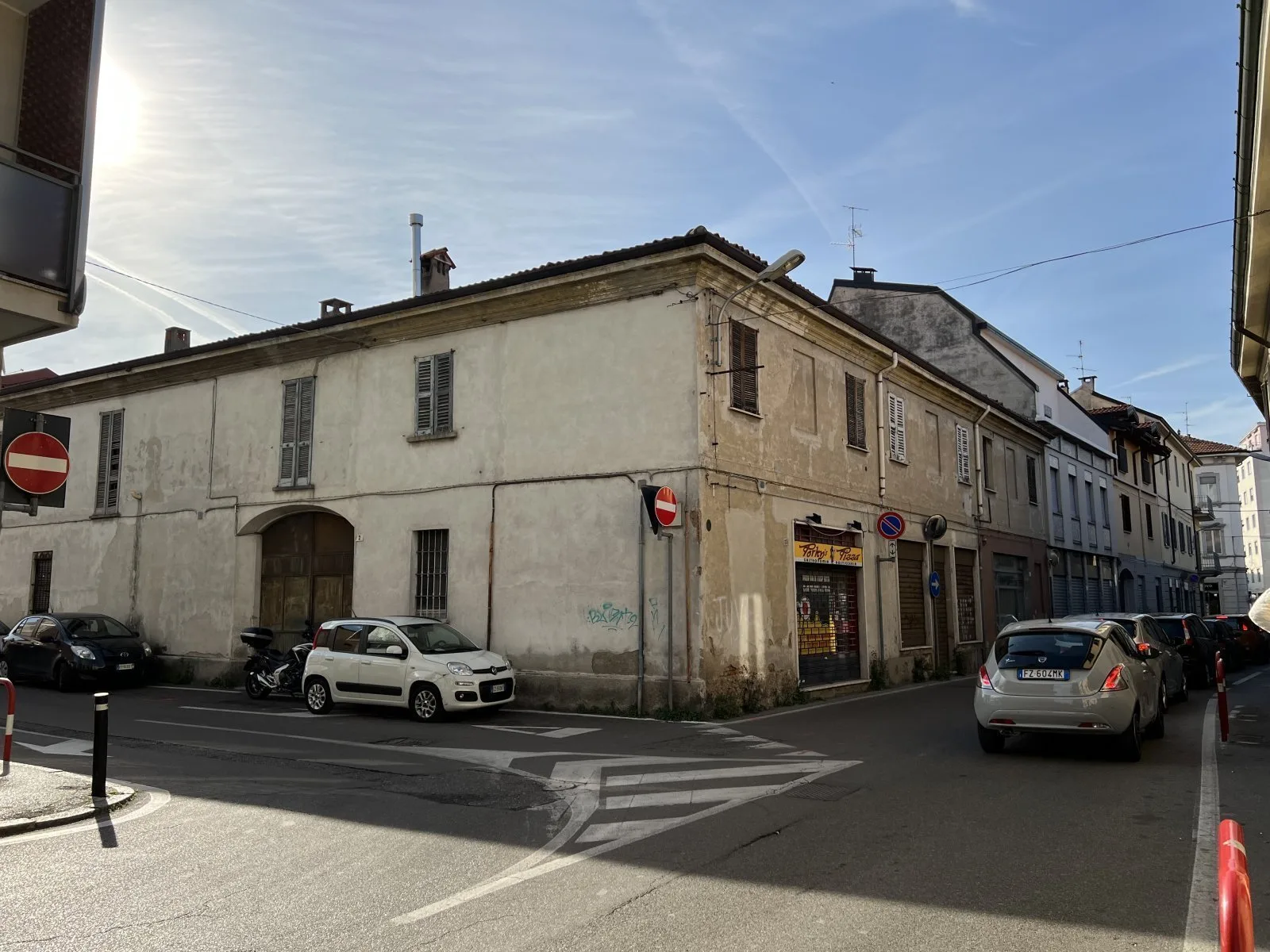 La Corte Green — Facciata fronte strada prima