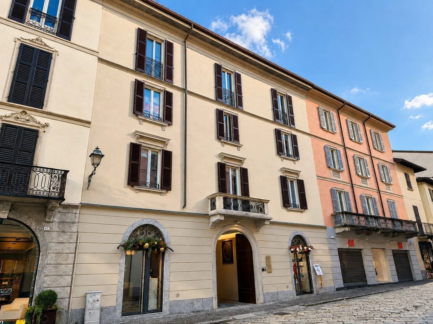 Palazzo Ghislanzoni — Facciata frontale completata