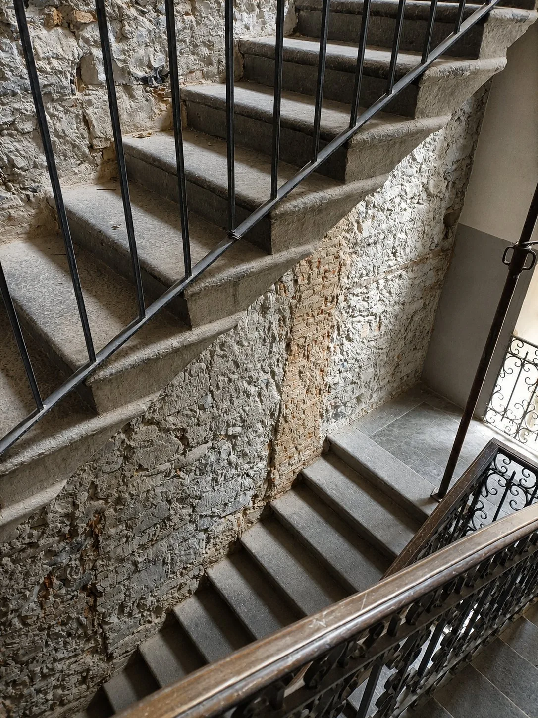 Palazzo Ghislanzoni — Particolare scala con scrostamento murature per rinforzo
