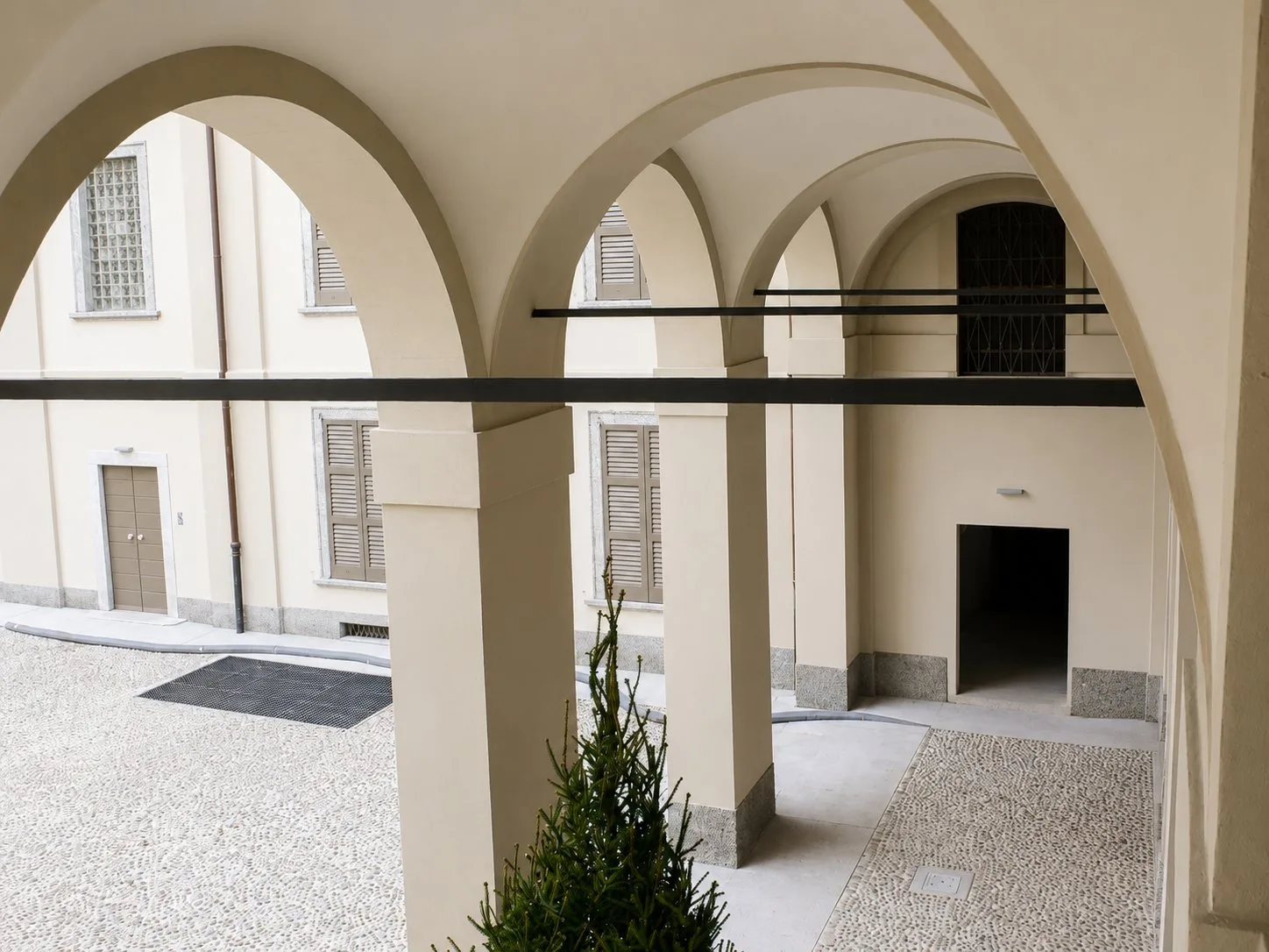 Palazzo Monti — Dettaglio portico interno