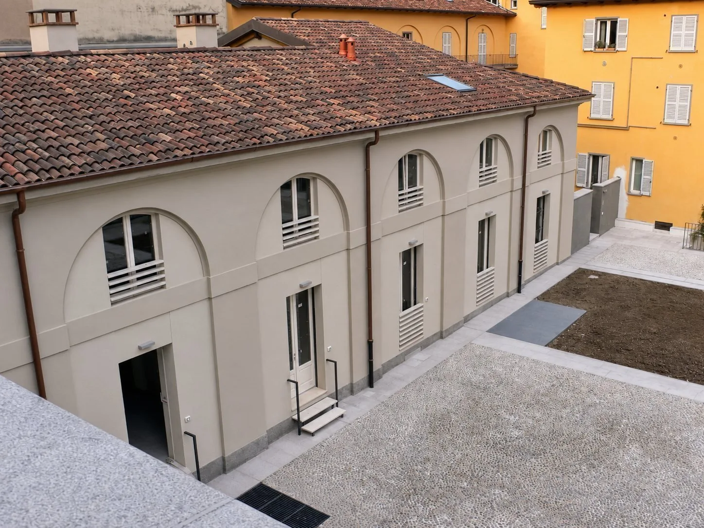 Palazzo Monti — Facciata e copertura corpo A