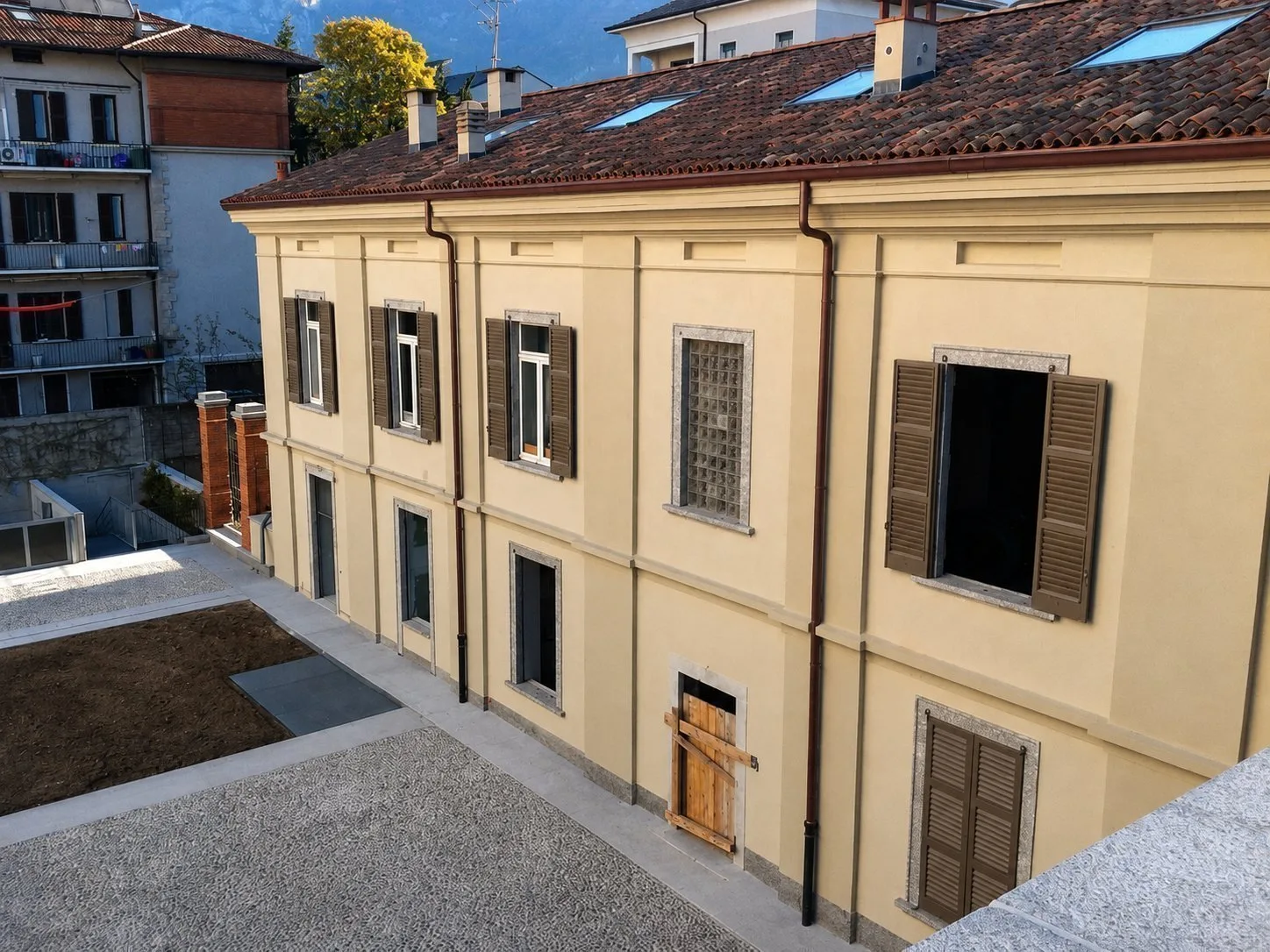 Palazzo Monti — Facciata e copertura corpo B