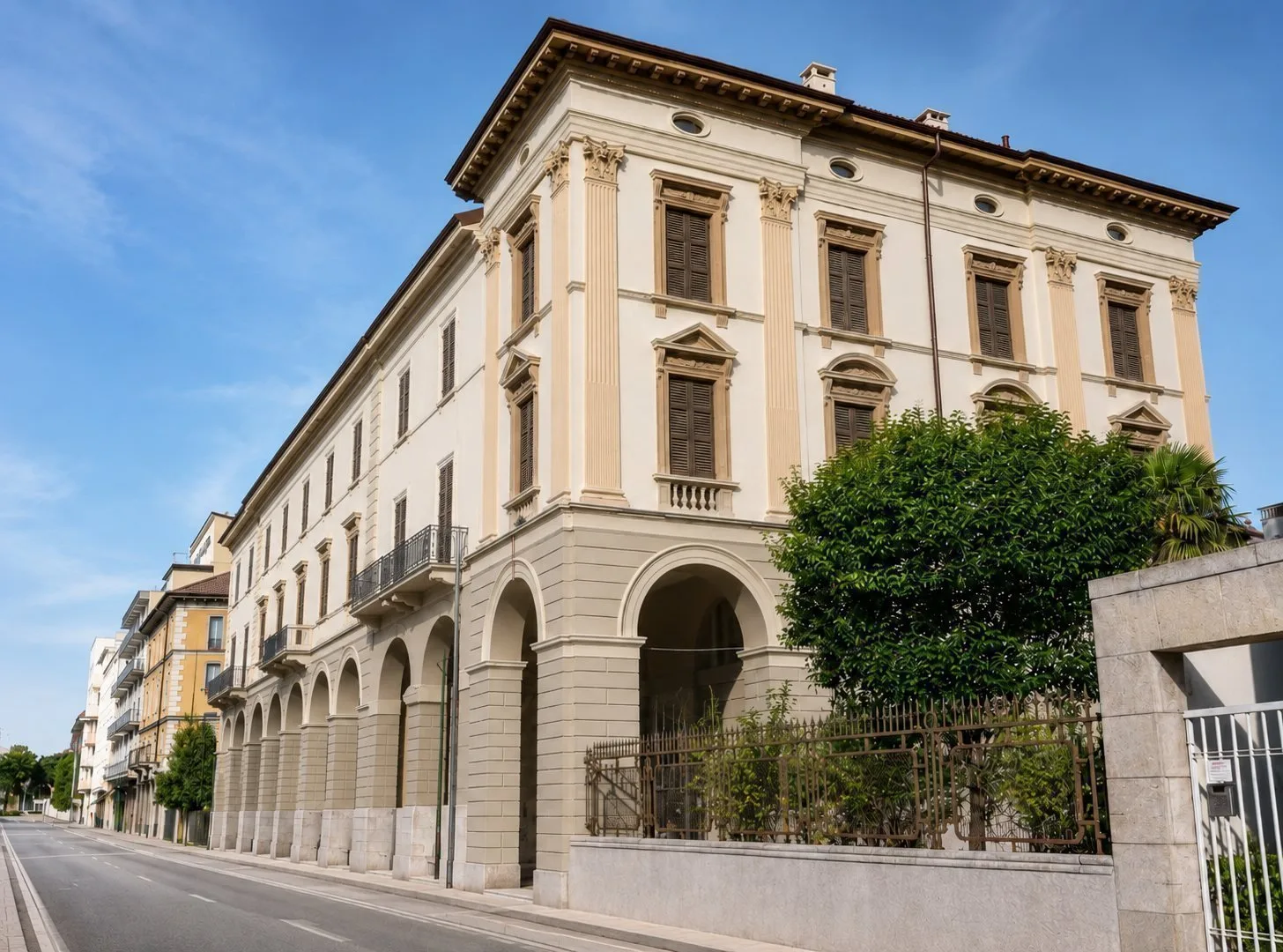 Palazzo Monti — Facciata