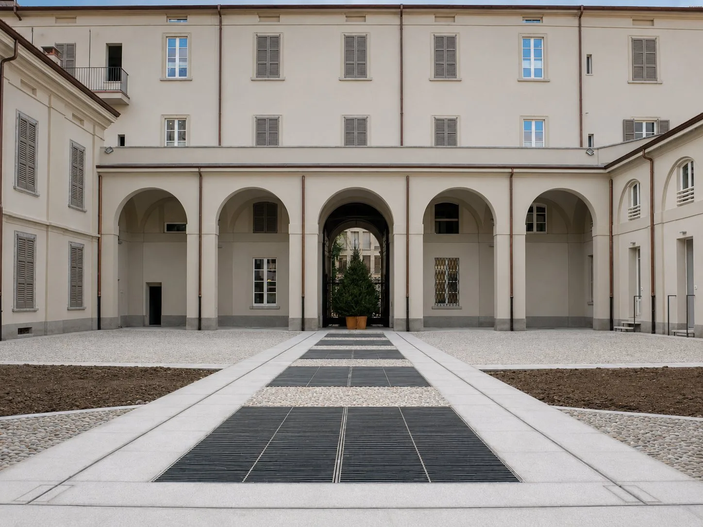 Palazzo Monti — Pavimentazione corte