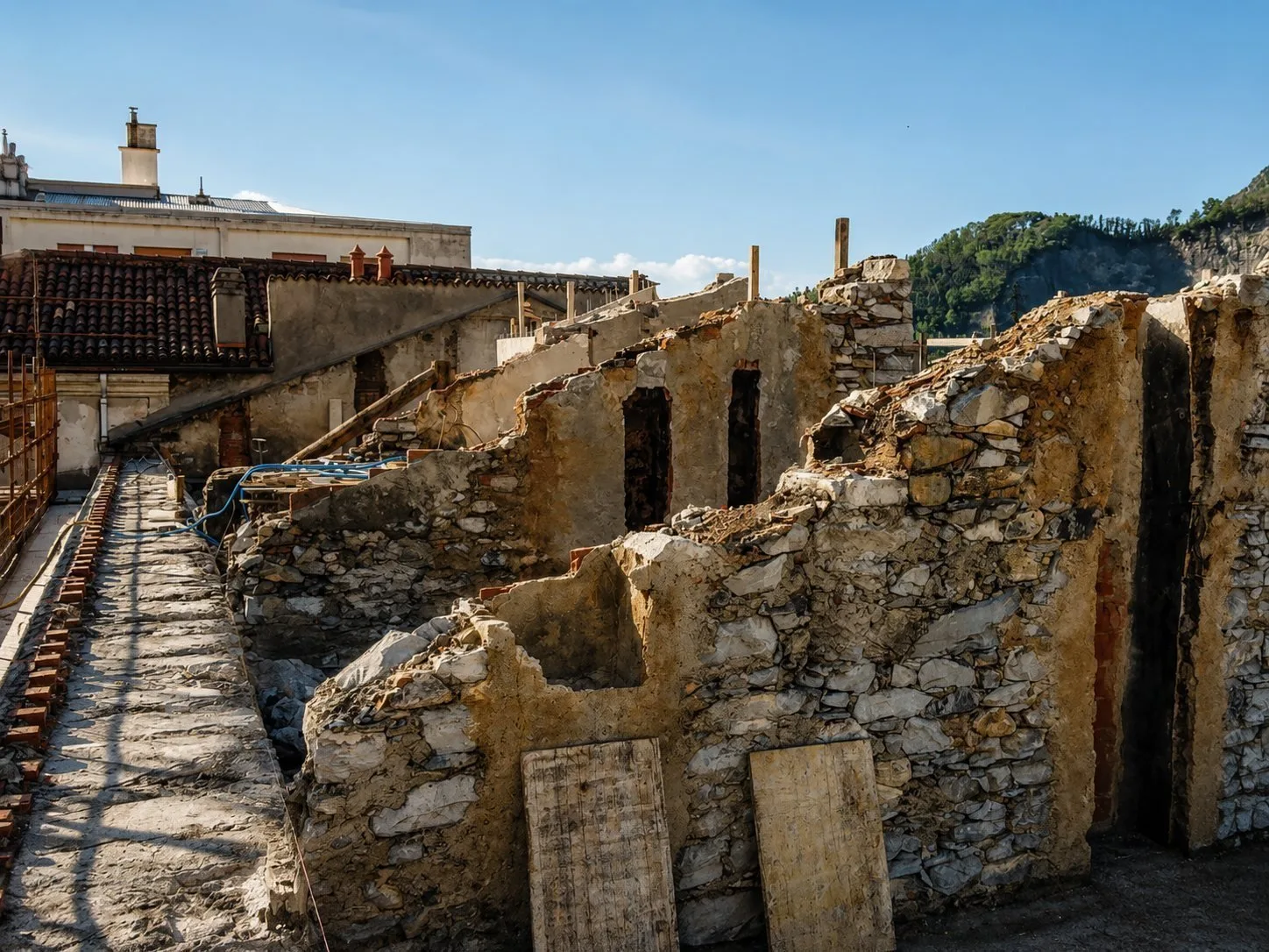 Palazzo Monti — Rimozione copertura con mantenimento muri