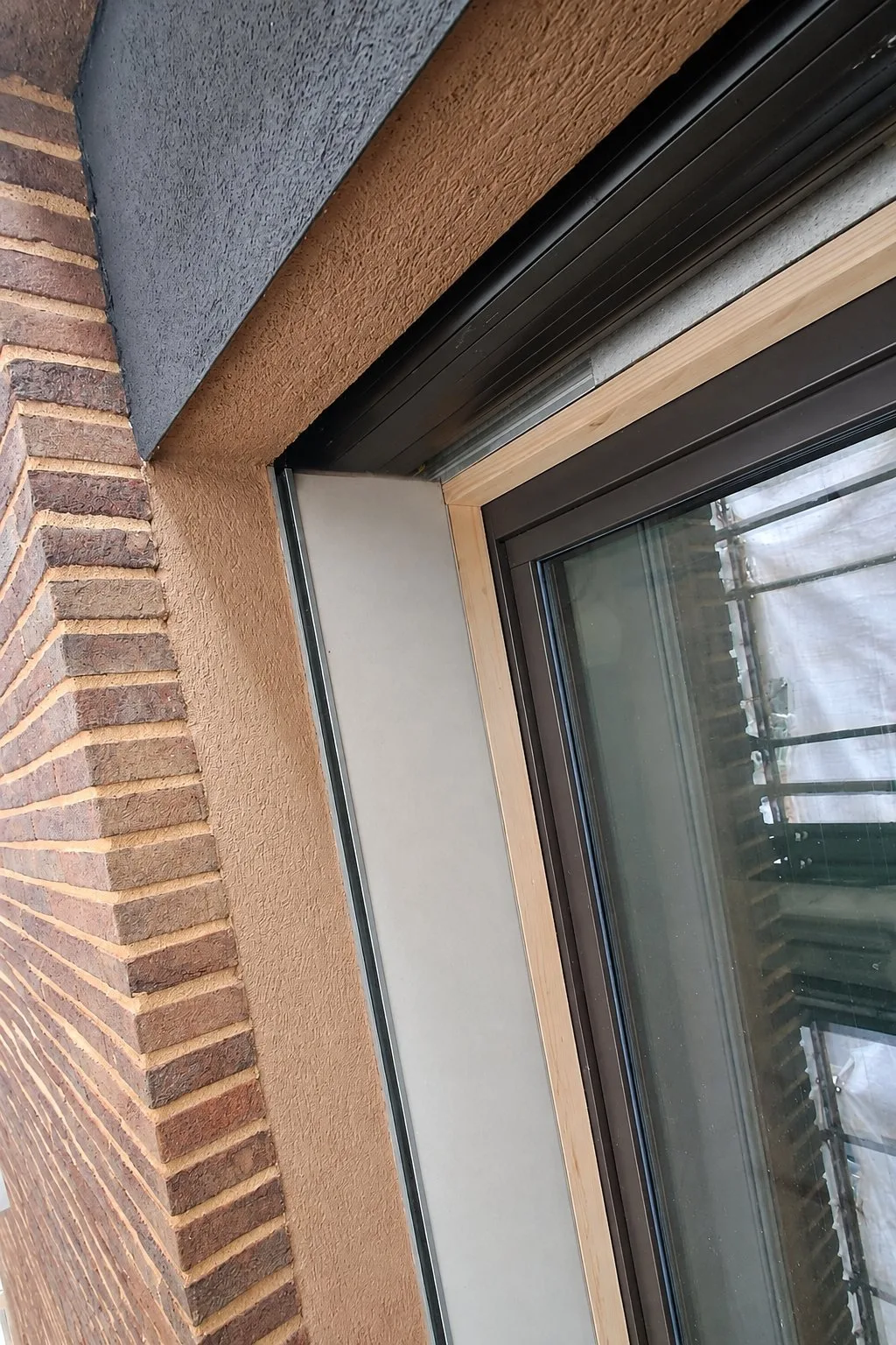 Residenza Via Pistoia — Armonia di materiali in facciata