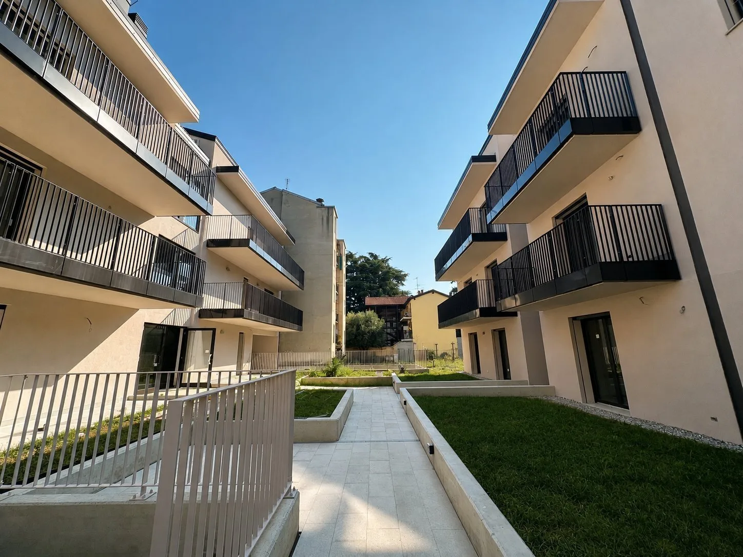 Residenza Via Pistoia — FacciateebalconiEdificiAeB
