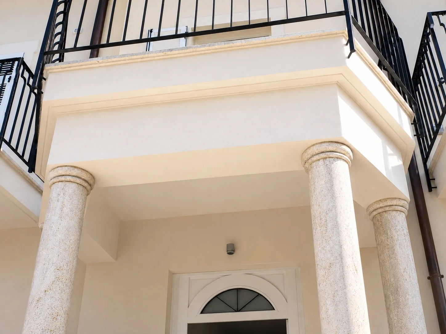 Villa Wanda — Particolare balcone e ingresso