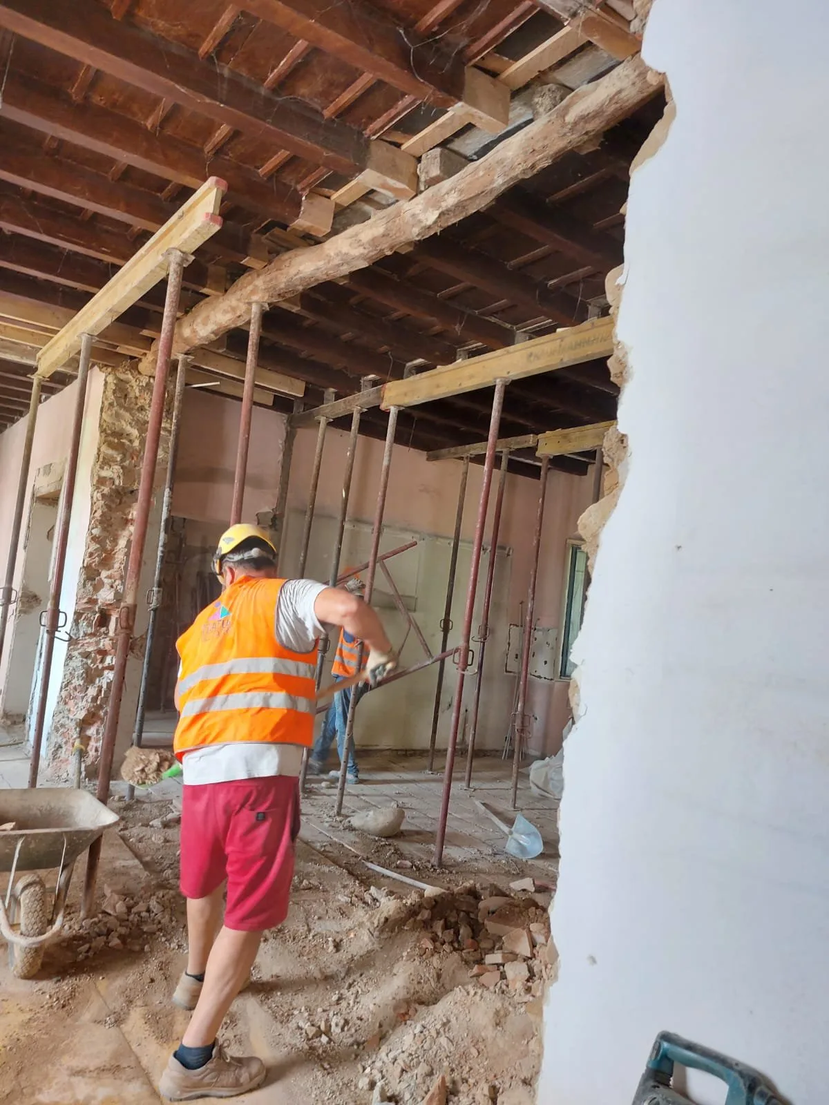 Villa lungo il Brembo — Demolizioni controllate strutture interne